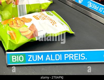 Kassenband BIO zum ALDI Preis *** nastro registratore di cassa BIO al prezzo di ALDI Copyright: Xmix1x credito: Imago/Alamy Live News Foto Stock