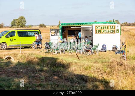 Sosta di ristoro al bar che serve i pellegrini che camminano lungo il cammino di Santiago, il cammino di San Giacomo, lungo la Meseta Spagna Foto Stock