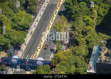 Riprese aeree di Checo Pérez alla guida della sua vettura RedBull F1 nella mostra in una giornata di sole a Paseo de la Reforma, CDMX nel mese di novembre-03-2021. Foto Stock