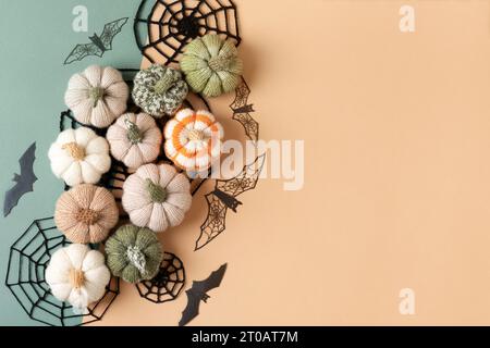 Modello di biglietti di auguri di Halloween con spazio per la copia. Decorazioni di Halloween, ragni, pipistrelli, ragnatele a maglia, zucche su sfondo verde e beige. Happy Hall Foto Stock