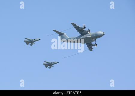 Aereo dell'Aeronautica militare tedesca Airbus A400M rifornimento aereo di due caccia bombardieri Tornado durante Berlino, Germania Foto Stock