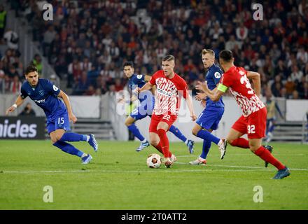 Friburgo Im Breisgau, Germania. 5 ottobre 2023. Calcio, Europa League, SC Freiburg - West Ham United, fase a gironi, gruppo A, giorno 2, Europa-Park Stadion, Roland Sallai di Friburgo (M) e Konstantinos Mavropanos di West Ham (l) combattono per la palla. Credito: Philipp von Ditfurth/dpa/Alamy Live News Foto Stock