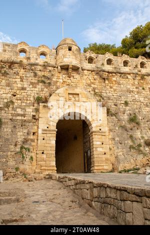 Rethymno, Creta, Grecia - 25 settembre 2023 - Vista esterna della Fortezza di Rethymno, conosciuta anche come la fortezza di Rethymno, una citta del XVI secolo Foto Stock