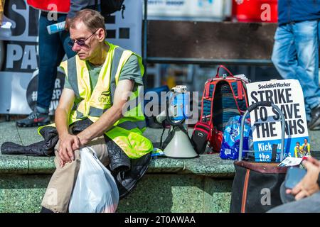 Londra, Regno Unito. 4 ottobre 2023. Il personale di Barts and Synergy (una società di outsourcing che fornisce servizi di lino) e molti altri lavoratori del settore hanno partecipato all'azione industriale e hanno colpito una disputa più ampia sui livelli salariali e di personale sicuro. A loro si sono Uniti i membri dell'East London Foundation Trust che stanno anche prendendo parte a uno sciopero di un giorno sui livelli salariali e di personale sicuro. Hanno poi preso parte a una marcia verso Altab Ali Park per una manifestazione dove vari portavoce sindacali e l'ex leader laburista Abdullah Bailey/Alamy Live News Foto Stock