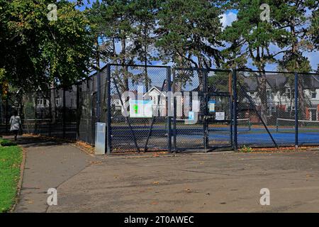 Campi da tennis comunitari, chiusi e lucchettati, Victoria Park, Cardiff. Presa nell'ottobre 2023. Foto Stock
