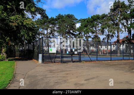 Campi da tennis comunitari, chiusi e lucchettati, Victoria Park, Cardiff. Presa nell'ottobre 2023. Foto Stock