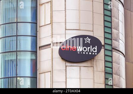 Cardiff, Galles - 1 ottobre 2023: Cartello all'esterno del cinema multischermo Cineworld nel centro di Cardiff Foto Stock