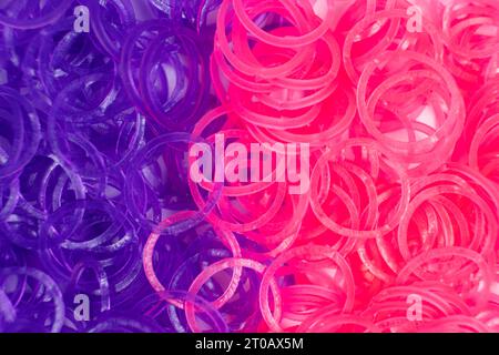 Fasce elastiche rosa e viola per tessere bracciali per bambina/ragazza Foto Stock