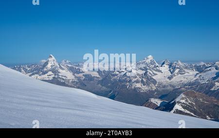 SaaS-Fee, Svizzera - 16 giugno 2023: Vista panoramica durante una discesa di prima mattina sul ghiacciaio Foto Stock