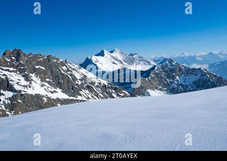 SaaS-Fee, Svizzera - 16 giugno 2023: Vista panoramica durante una discesa di prima mattina sul ghiacciaio Foto Stock
