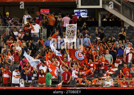 Chicago, Illinois, USA. 4 ottobre 2023. Il Chicago Fire FC fa il tifo per la sua squadra durante la partita di calcio tra l'Inter Miami FC e il Chicago Fire FC al Soldier Field di Chicago, Illinois. Il Chicago Fire FC sconfisse l'Inter Miami FC 4-1. John Mersits/CSM/Alamy Live News Foto Stock