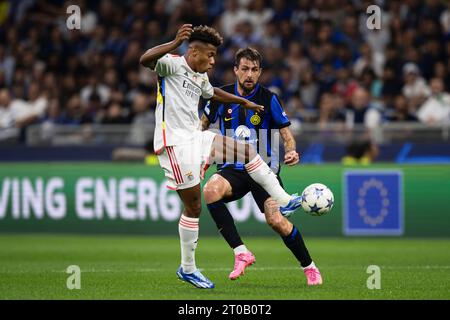 David Neres di SL Benfica gareggia per il pallone con Francesco Acerbi dell'FC Internazionale durante la partita di calcio di UEFA Champions League tra FC Internazionale e SL Benfica. Foto Stock