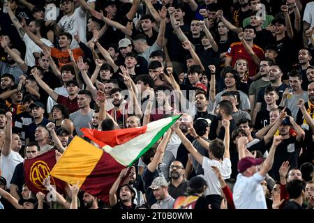 Roma, Italia. 5 ottobre 2023. MENTRE i tifosi della Roma si divertono durante la partita di calcio del gruppo G Europa League tra AS Roma e Servette FC allo stadio Olimpico di Roma (Italia), 5 ottobre 2023. Crediti: Insidefoto di andrea staccioli/Alamy Live News Foto Stock