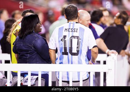 Chicago, Illinois, USA. 4 ottobre 2023. Tifoso con la maglia dell'attaccante dell'Inter Miami FC Lionel messi (10) durante la partita di calcio tra l'Inter Miami FC e il Chicago Fire FC al Soldier Field di Chicago, Illinois. Il Chicago Fire FC sconfisse l'Inter Miami FC 4-1. John Mersits/CSM/Alamy Live News Foto Stock