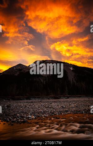 Alba e fiume Elbow a Kananaskis, Alberta, Canada Foto Stock