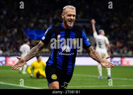 Federico Dimarco dell'FC Internazionale festeggia dopo aver segnato un gol successivamente dimezzato durante la partita di UEFA Champions League tra FC Internazionale e SL Benfica. Foto Stock