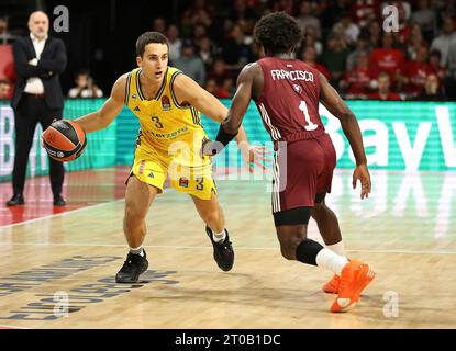 Zweikampf zwischen Matteo spagnolo (ALBA Berlin, n. 3) e Sylvain Francisco (Bayern Basketball, n. 1). GER, FC Bayern Basketball vs. ALBA Berlin, EuroLeague, 1. Spieltag, Saison 2023/2024, 05.10.2023, foto: Eibner-Pressefoto/Marcel Engelbrecht Foto Stock