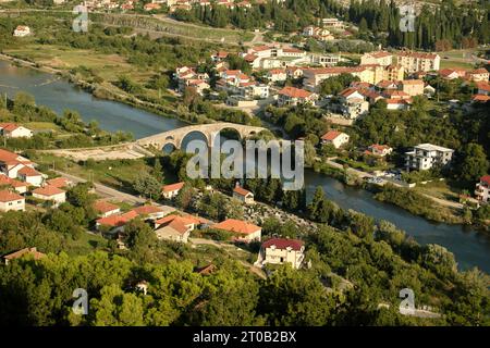 Vista aerea del fiume Trebisnjica e del ponte ottomano di Arslanagica nella città di Trebinje, Bosnia ed Erzegovina Foto Stock