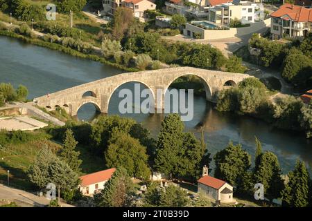 Vista aerea del fiume Trebisnjica e del ponte in pietra di Arslanagica in Bosnia ed Erzegovina Foto Stock