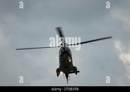 Speck-Fehraltorf, Zurigo, Svizzera, 2 luglio 2023 l'elicottero militare svizzero Super Puma si sta esibendo durante un'esibizione aerea Foto Stock