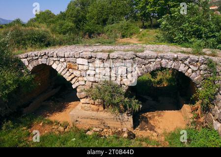 Ponte di pietra rurale, Mostaci, Bosnia ed Erzegovina Foto Stock
