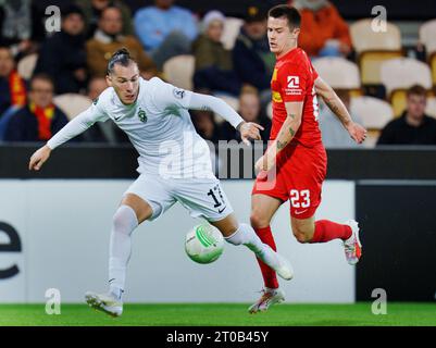 Ludogorets Son e Oliver Villadsen del Nordsjaelland durante la partita di Conference League tra FC Nordsjaelland e PFC Ludogorets al Farum Park, giovedì 5 ottobre 2023. (Foto: Liselotte Sabroe/Ritzau Scanpix) Foto Stock