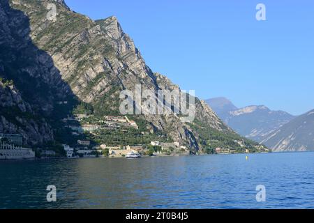 Vista serale della città di Limone sul Garda sul Lago di Garda provincia di Brescia Italia. Il traghetto Brennero parte per Riva del Garda. Foto Stock