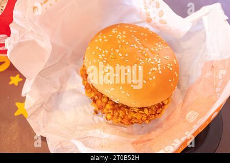 Ourense, Spagna 09 30 2023: Burguer di pollo croccante, catena di fast food Burger King Foto Stock