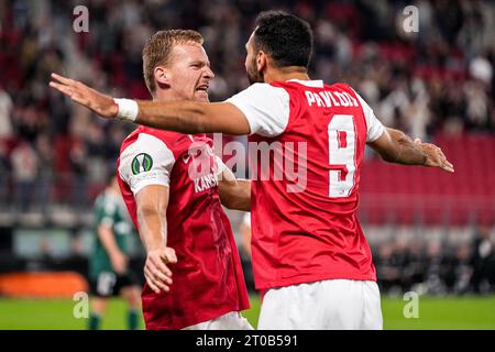 Alkmaar, Paesi Bassi. 5 ottobre 2023. ALKMAAR, PAESI BASSI - 5 OTTOBRE: Dani de WIT di AZ, Vangelis Pavlidis di AZ celebrano il primo gol durante la partita a tappe della UEFA Europa Conference League tra AZ e Legia Warszawa all'AFAS Stadion il 5 ottobre 2023 ad Alkmaar, Paesi Bassi. (Foto di Patrick Goosen/Orange Pictures) credito: Orange Pics BV/Alamy Live News Foto Stock