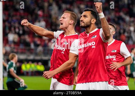 Alkmaar, Paesi Bassi. 5 ottobre 2023. ALKMAAR, PAESI BASSI - 5 OTTOBRE: Dani de WIT di AZ, Vangelis Pavlidis di AZ celebrano il primo gol durante la partita a tappe della UEFA Europa Conference League tra AZ e Legia Warszawa all'AFAS Stadion il 5 ottobre 2023 ad Alkmaar, Paesi Bassi. (Foto di Patrick Goosen/Orange Pictures) credito: Orange Pics BV/Alamy Live News Foto Stock