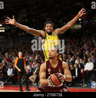 Sterling Brown (ALBA Berlin, n. 0) versucht Carsen Edwards (Bayern Basketball, n. 3) zu blocken. GER, FC Bayern Basketball vs. ALBA Berlin, EuroLeague, 1. Spieltag, Saison 2023/2024, 05.10.2023, foto: Eibner-Pressefoto/Marcel Engelbrecht Foto Stock