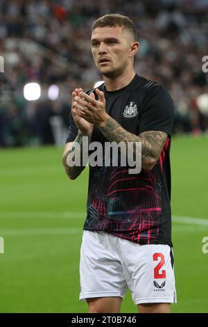 Kieran Trippier del Newcastle United applaude i suoi tifosi durante la partita di UEFA Champions League Group F tra Newcastle United e Paris St Germain a St. James's Park, Newcastle mercoledì 4 ottobre 2023. (Foto: Mark Fletcher | mi News) crediti: MI News & Sport /Alamy Live News Foto Stock