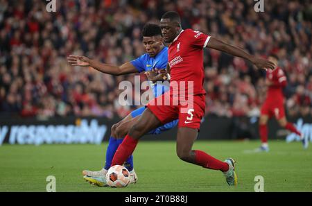 Liverpool, Regno Unito. 5 ottobre 2023. Kevin Rodriguez dell'Union e Ibrahima Konate del Liverpool combattono per la palla nel corso di una partita tra la squadra belga Royale Union Saint Gilloise e l'inglese Liverpool FC, mercoledì 04 ottobre 2023 a Liverpool, Regno Unito, il giorno 2 della fase a gironi della UEFA Europa League, nel gruppo E. BELGA FOTO VIRGINIE LEFOUR credito: Belga News Agency/Alamy Live News Foto Stock