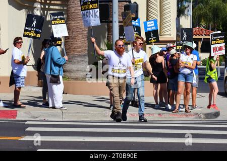 Los Angeles, California, Stati Uniti. 5 ottobre 2023. Colpire i membri della SAG-AFTRA e altri sostenitori dell'unione picchettano fuori dalla Paramount Pictures su Melrose Ave. Quasi tutti gli attori televisivi o cinematografici si sono Uniti alla Writers Guild of America, rendendola la prima volta che scrittori e attori sono andati in sciopero in 63 anni. Foto di Walter Cicchetti/Alamy Live News Foto Stock