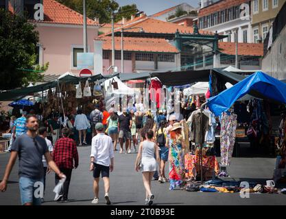 Feira da Ladra (mercato dei ladri) Lisbona, Portogallo. Martedì mattina all'ingresso del mercato dei ladri all'aperto in campo de Santa Clara, nel quartiere Alfama della capitale. Il mercato due giorni a settimana (martedì e sabato) risale al XIII secolo ed è nella sua posizione attuale a Lisbona dal 1903. Foto Stock