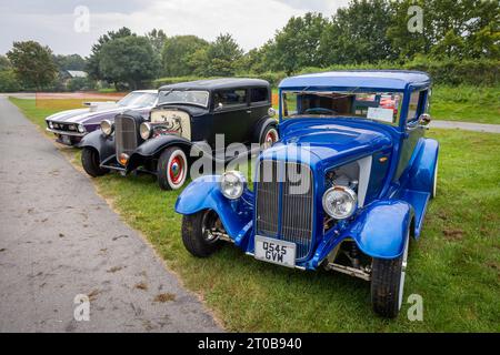 Evento North West casual Classic's Car Club tenutosi presso il Burtonwood Heritage Centre di Warrington. Molti veicoli costruiti su misura erano in mostra Foto Stock