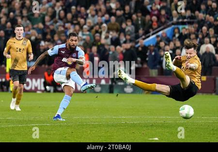 Zvonimir Kozulj (a destra) dell'HSK Zrinjski tenta di bloccare il tiro di Douglas Luiz dell'Aston Villa durante la partita del gruppo e della UEFA Europa Conference League a Villa Park, Birmingham. Data immagine: Giovedì 5 ottobre 2023. Foto Stock