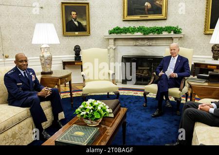 Il presidente degli Stati Uniti Joe Biden incontra il generale dell'aeronautica statunitense Charles Q. Brown Jr, presidente, Joint Chiefs of staff, nell'ufficio ovale della Casa Bianca a Washington, DC il 5 ottobre 2023. Il presidente sta ricevendo un briefing sull'Ucraina dal presidente e da altri membri della sua squadra di sicurezza nazionale. Credito: Samuel Corum/Pool tramite CNP Foto Stock