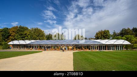 Padiglione d'ingresso con tetto in vetro agli Alnwick Gardens ad Alnwick, Northumberland, Regno Unito, il 26 settembre 2023 Foto Stock