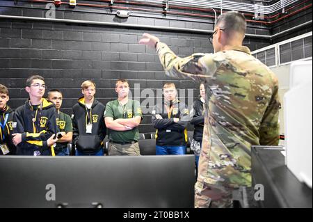 Fort Sill, Oklahoma, USA. 4 ottobre 2023. Studenti e membri della comunità si sono riuniti per un evento STEM ospitato al Fires Center of Excellence, Fort Sill, Oklahoma, presso la 30th ADA Brigade, 3rd Battalion, 6th Air Defense Artillery Regiment. Orientato alla presentazione di opportunità e tutoraggio per i licei e le loro future carriere, sergenti, OCADA Career Advisor ha aiutato a rispondere a domande sui progressi tecnologici nell'esercito degli Stati Uniti e nella filiale ADA. (Immagine di credito: © Amber Osei/U.S. Army/ZUMA Press Wire) SOLO USO EDITORIALE! Non per USO commerciale! Foto Stock