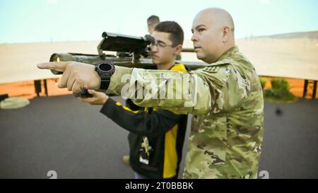 Fort Sill, Oklahoma, USA. 4 ottobre 2023. Studenti e membri della comunità si sono riuniti per un evento STEM ospitato al Fires Center of Excellence, Fort Sill, Oklahoma, presso la 30th ADA Brigade, 3rd Battalion, 6th Air Defense Artillery Regiment. Orientato a presentare opportunità e mentoring per gli studenti delle scuole superiori e le loro carriere future, sergenti, come il Sgt. 1st Class TRAMAINE BROWN consulente di carriera OCADA ha aiutato a rispondere a domande sui progressi tecnologici nell'esercito degli Stati Uniti e nell'ADA Branch. (Immagine di credito: © Amber Osei/U.S. Army/ZUMA Press Wire) SOLO USO EDITORIALE! Non per Comm Foto Stock