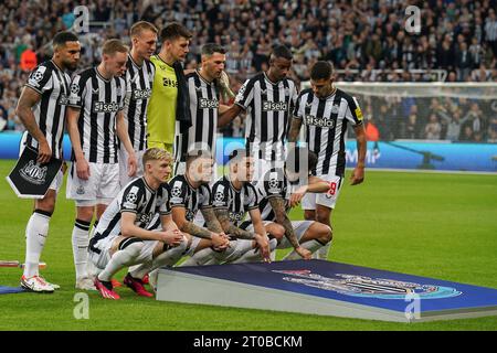 Newcastle, Regno Unito. 4 ottobre 2023. Il difensore del Newcastle United Jamaal Lascelles (6) schiera i suoi compagni di squadra per la foto della squadra Newcastle prima della partita Newcastle United FC contro Paris Saint-Germain FC, UEFA Champions League Round 1 al St.James' Park, Newcastle, Regno Unito il 4 ottobre 2023 Credit: Every Second Media/Alamy Live News Foto Stock