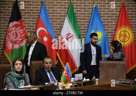 Ardabil, Iran. 5 ottobre 2023. I funzionari partecipano alla quinta riunione ministeriale dell'Organizzazione per la cooperazione economica (ECO) sul turismo in quanto la città di Susha dell'Azerbaigian, che ha riacquistato la sua indipendenza lo scorso anno, è eletta capitale del turismo del 2026, nella provincia di Ardabil, in Iran, che è stata dichiarata capitale del turismo del 2023. (Immagine di credito: © Rouzbeh Fouladi/ZUMA Press Wire) SOLO USO EDITORIALE! Non per USO commerciale! Foto Stock