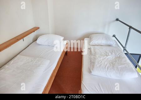 Camera dormitorio con letti semplici Foto Stock