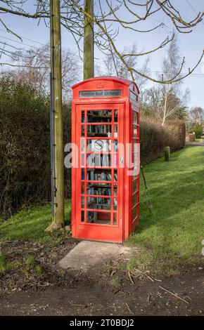 Bristol, Inghilterra Regno Unito - dicembre 28 2022: Vecchia cabina telefonica rossa inglese utilizzata per la condivisione e lo scambio di prenotazioni. Foto Stock