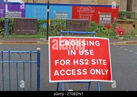Cartello rosso, attraversamento in uso, solo per HS2 Site, accesso - Science Garden, 1 Curzon St, Birmingham, West Midlands, Regno Unito, B4 7XG Foto Stock