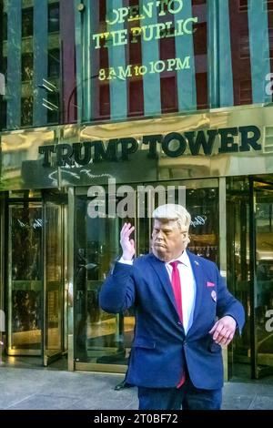 New York, USA. 5 ottobre 2023. Un sosia che indossa una maschera dell'ex presidente degli Stati Uniti Donald Trump si esibisce per i passanti all'ingresso principale della Trump Tower in Fifth Avenue a Midtwown Manhattan. Trump sta attualmente affrontando un processo per frode civile a New York. Crediti: Enrique Shore/Alamy Live News Foto Stock