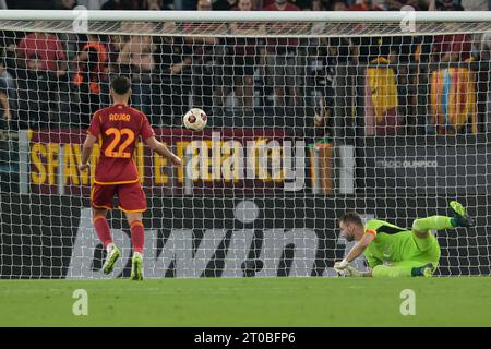 Stadio Olimpico, Roma, Italia. 5 ottobre 2023. Europa League Football; Roma contro Servette; Romelu Lukaku dell'AS Roma segna il gol per il 1-0 al 21° minuto credito: Action Plus Sports/Alamy Live News Foto Stock