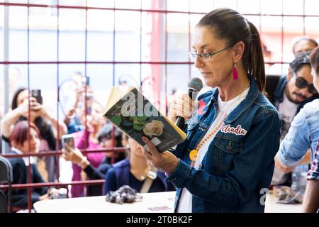 Alvaro Obregon, città del Messico, Messico. 25 maggio 2023. Claudia Sheinbaum, sindaco di città del Messico, legge un libro di Rosario Castellanos in un evento governativo. Foto Stock