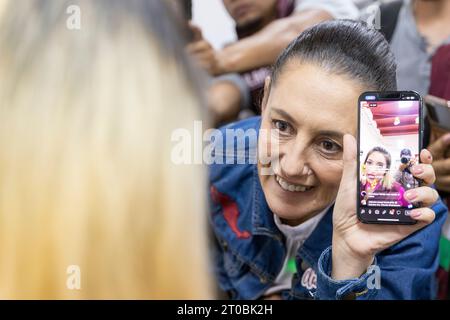 Alvaro Obregon, città del Messico, Messico. 25 maggio 2023. Claudia Sheinbaum, sindaco di città del Messico, tiene un telefono per trasmettere un evento governativo. Foto Stock